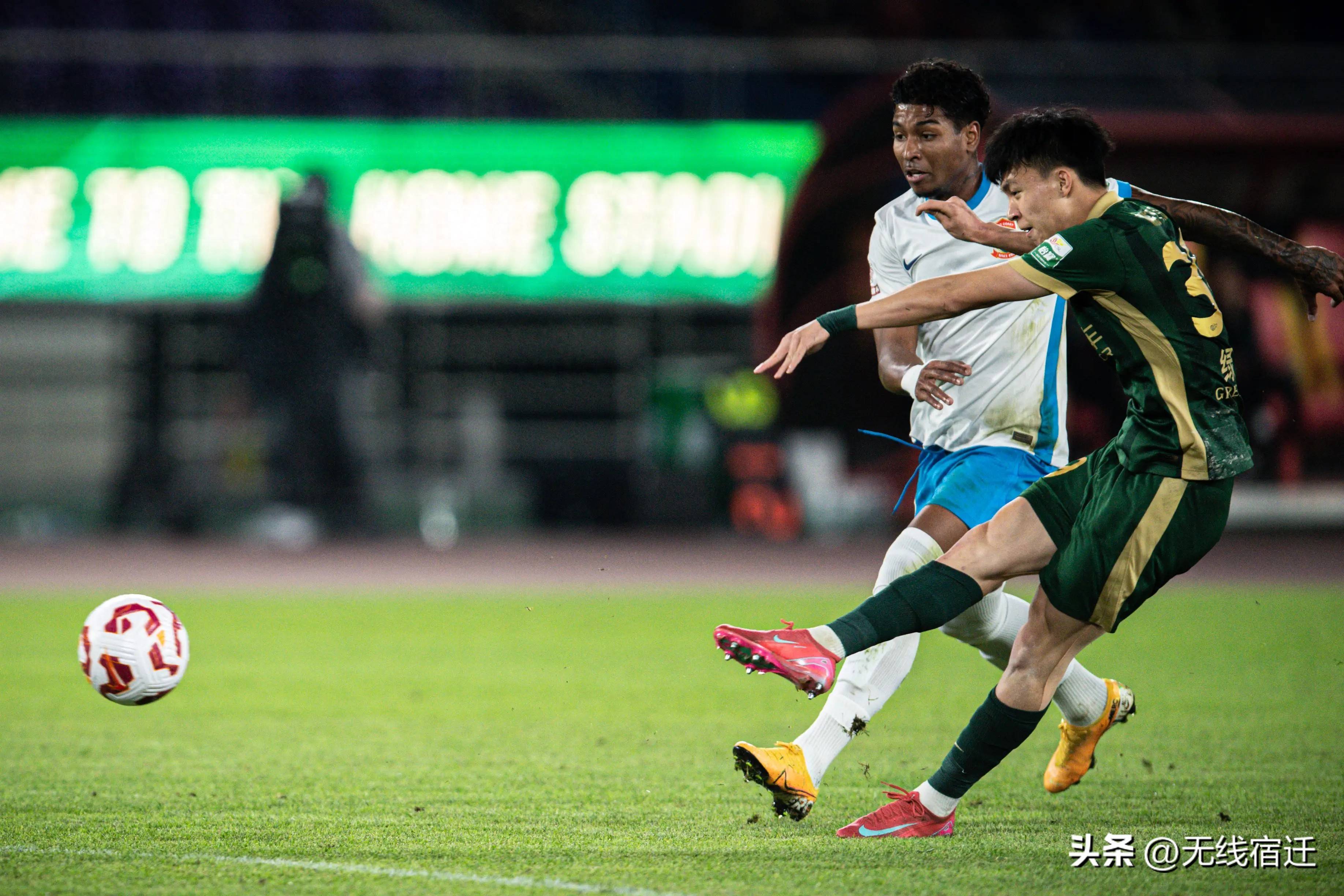 爱游戏网页版登录入口-足球赛场上的精彩表现备受球迷瞩目