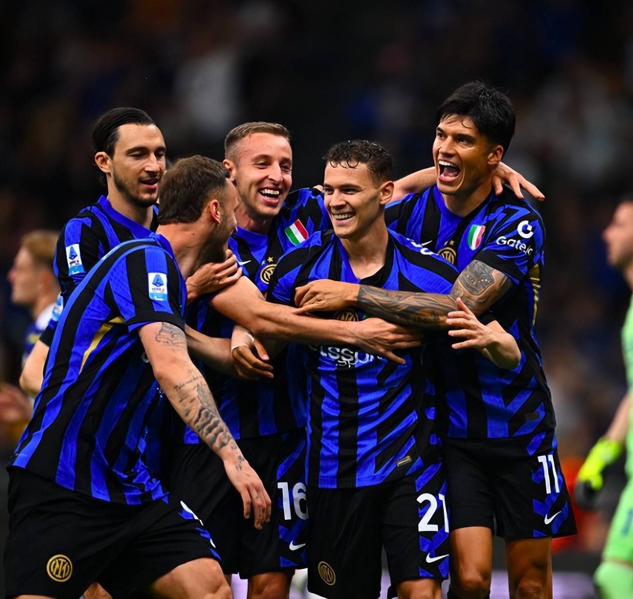 爱游戏官方入口-包含球场竞争激烈升级，欧洲豪门实力碰撞的词条