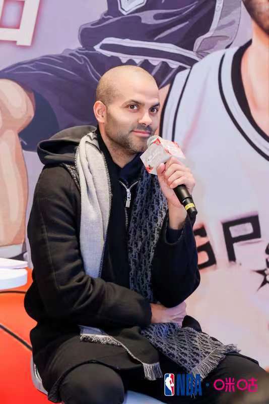 爱游戏登录入口-篮球明星采访：托尼-帕克谈论自己的职业生涯的简单介绍