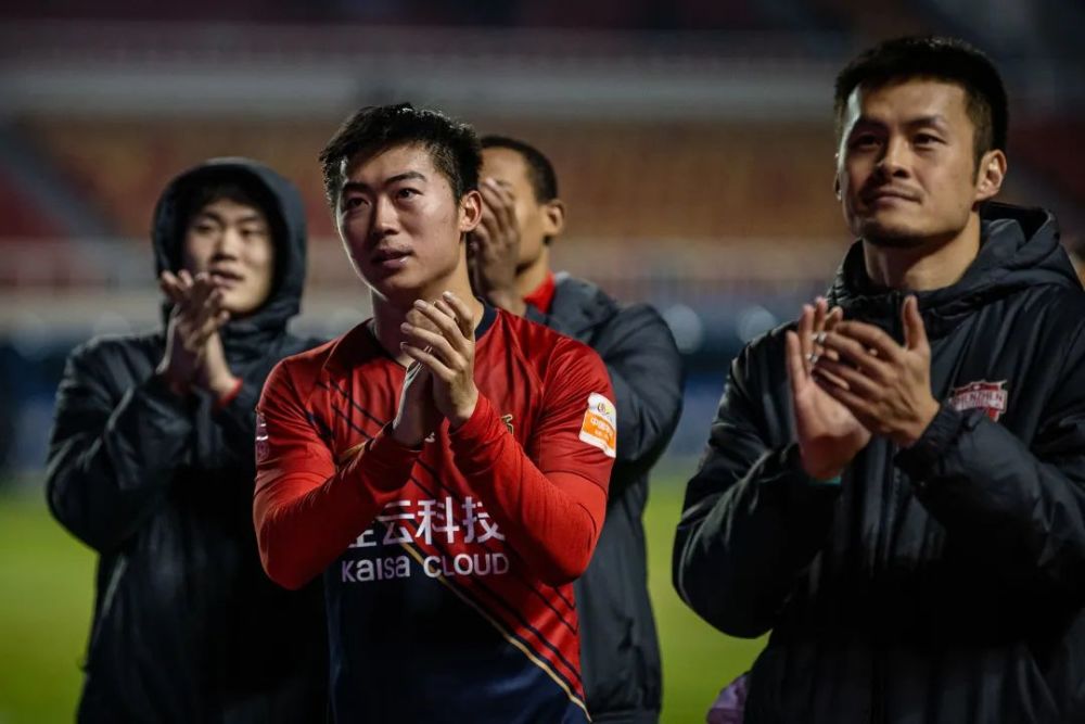 爱游戏官网-青岛黄海客场艰难战胜深圳佳兆业，取得关键三分的简单介绍