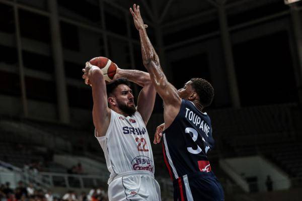 球星在海外比赛场上演绎精彩篮球绝技的简单介绍