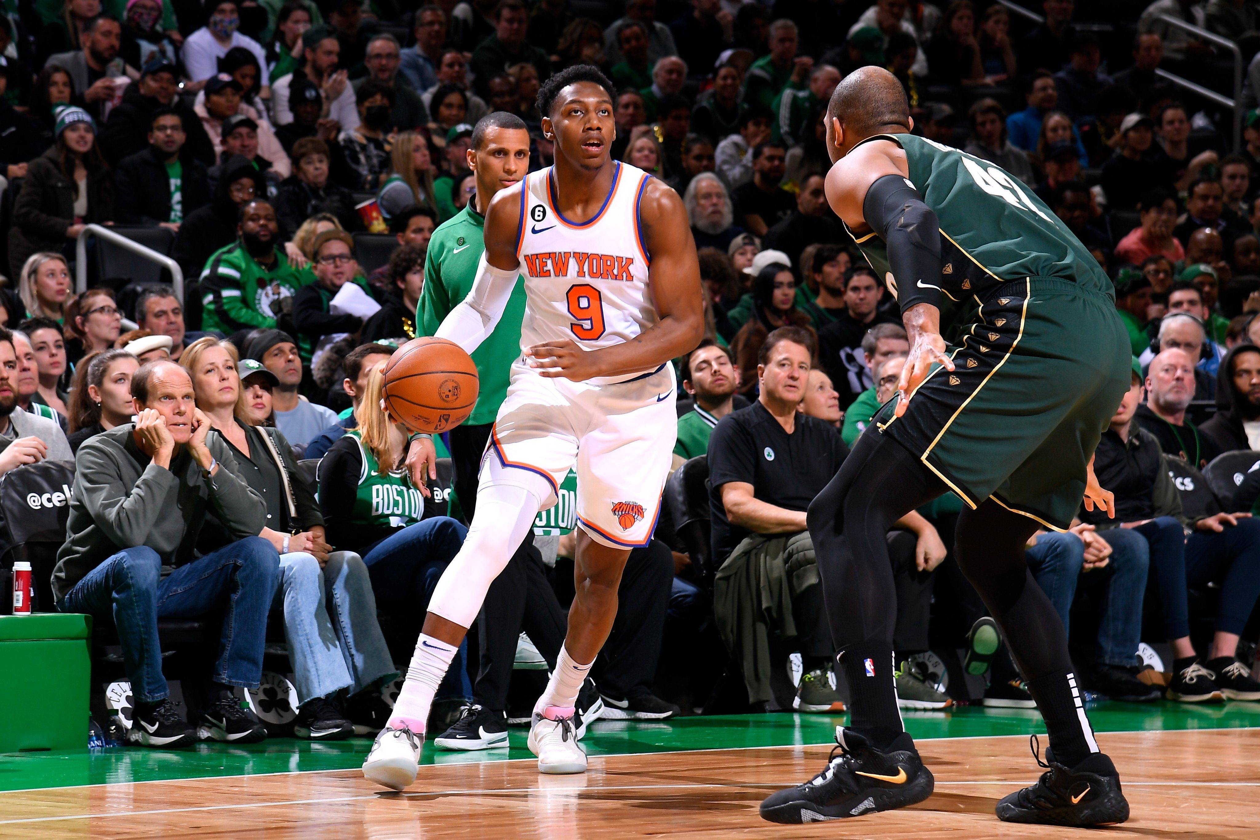 包含尼克斯队球员巴雷特连续比赛飚射三分球，助球队获胜的词条