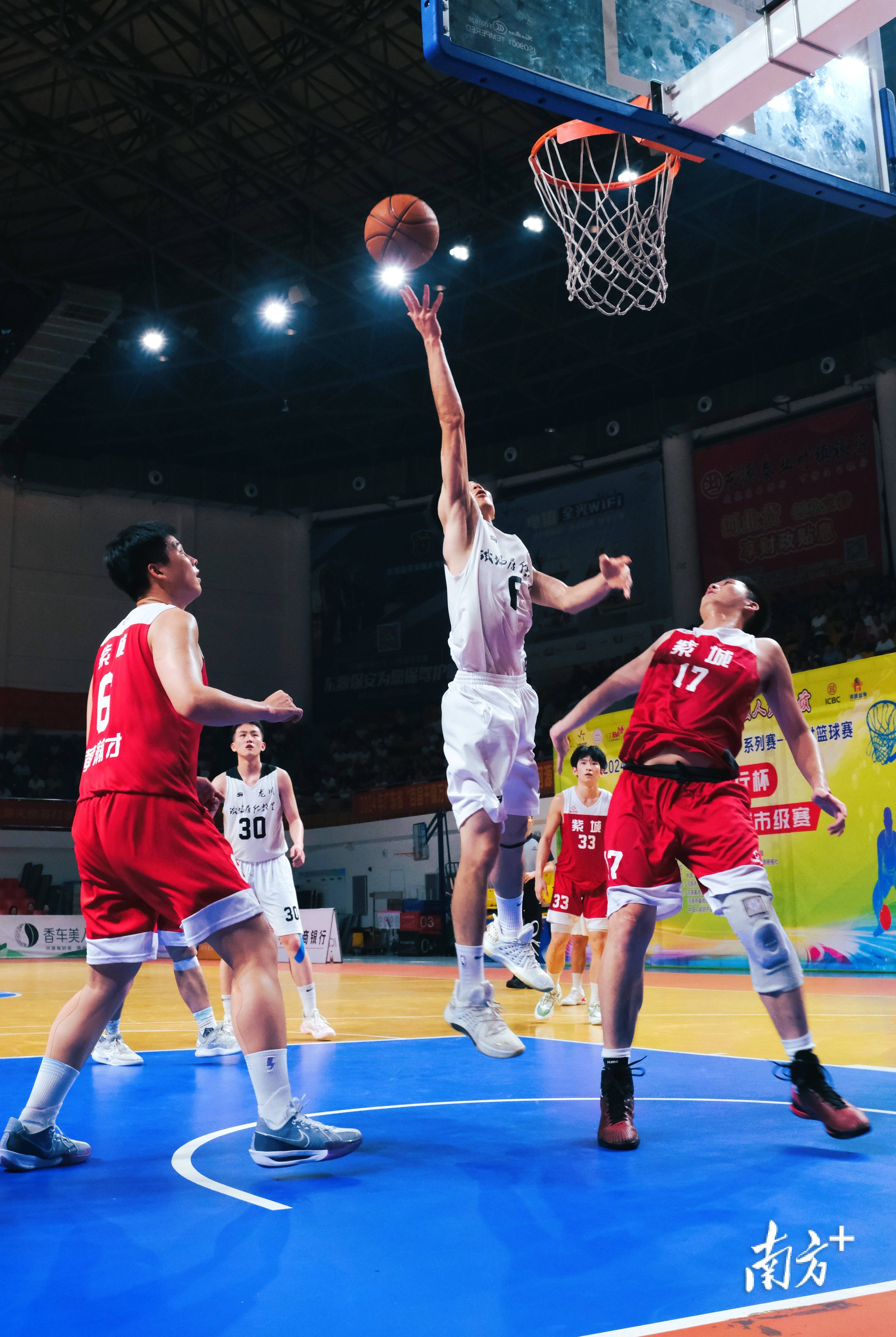 爱游戏官网-篮球比赛中，选手奋力争夺冠军！