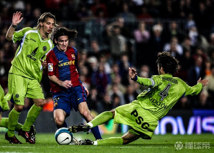 爱游戏亚洲官网-巴塞罗那豪取七连胜，梅西传中助攻领跑