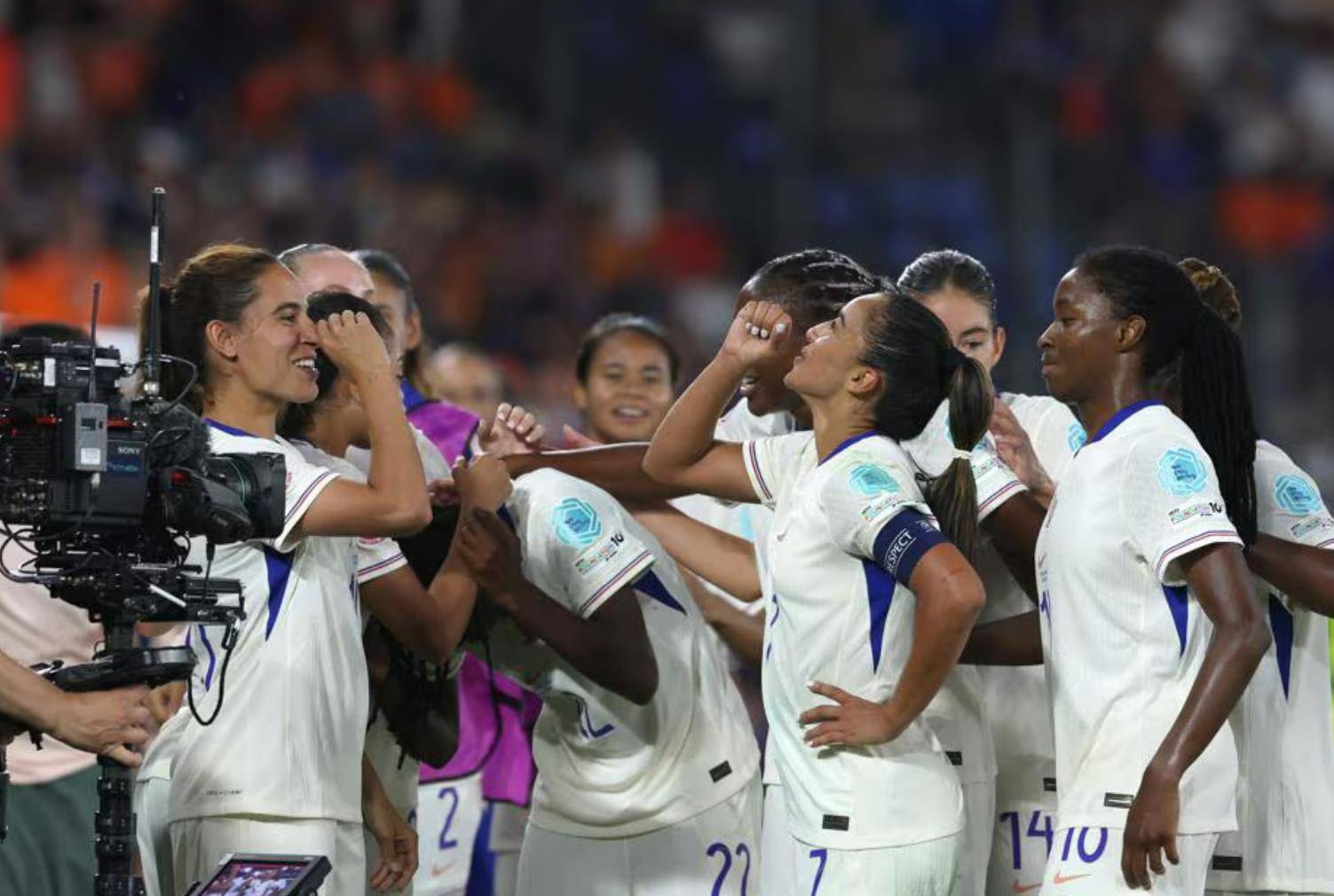 荷兰晋级半决赛，球迷狂欢