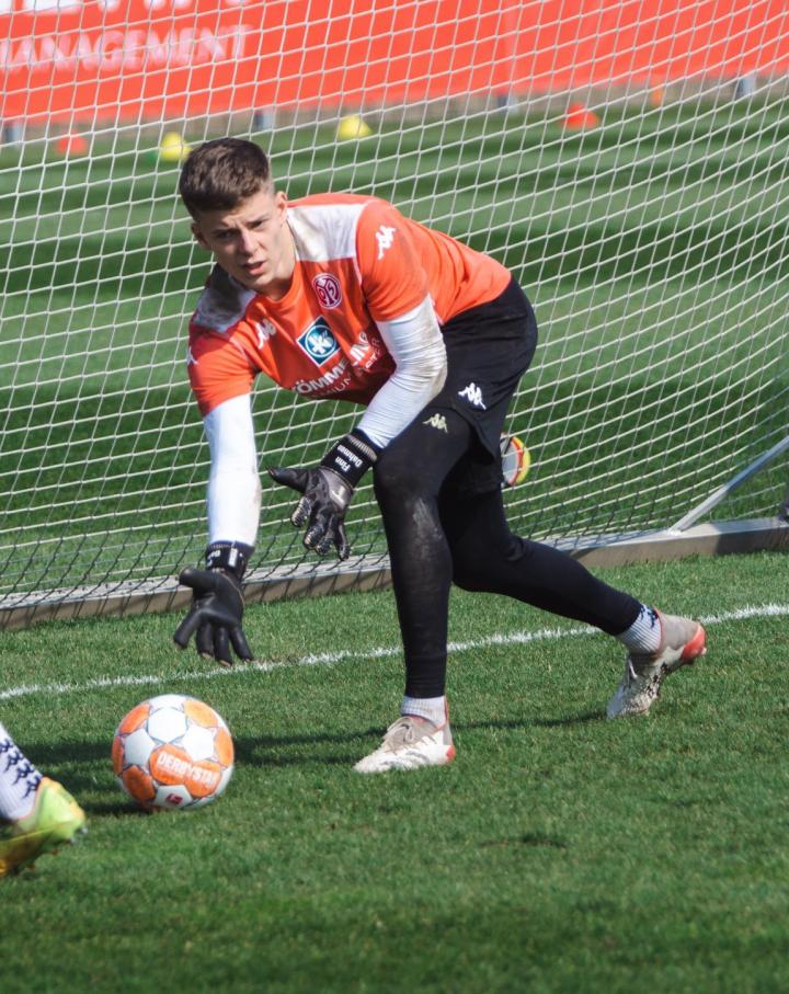 爱游戏亚洲官网-中场休息时刻，球队调整战术迎接下半场