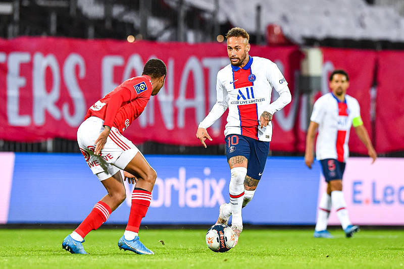 包含巴黎圣日耳曼迎战斯特拉斯堡，主队实力凌驾的词条