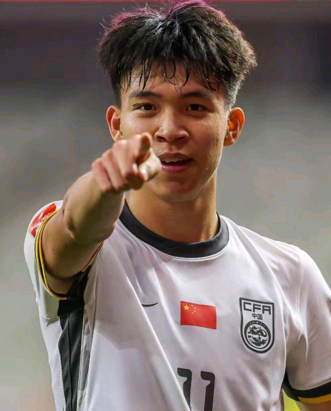 关于亚洲顶级足球赛事斗志激烈，球员表现抢眼的信息