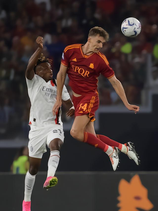 包含那不勒斯中场失误频频，连遭两连败的词条